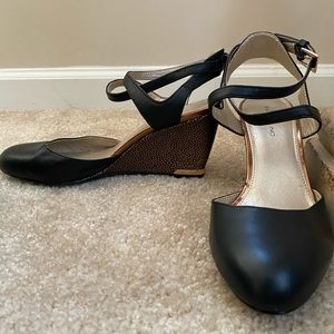 Bandolino Woman’s wedge heel, leather upper 3 in